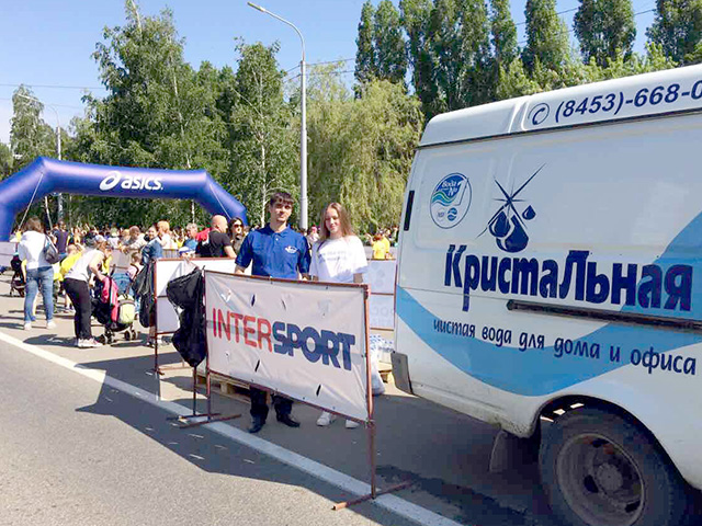 Полная машина воды для участников забега